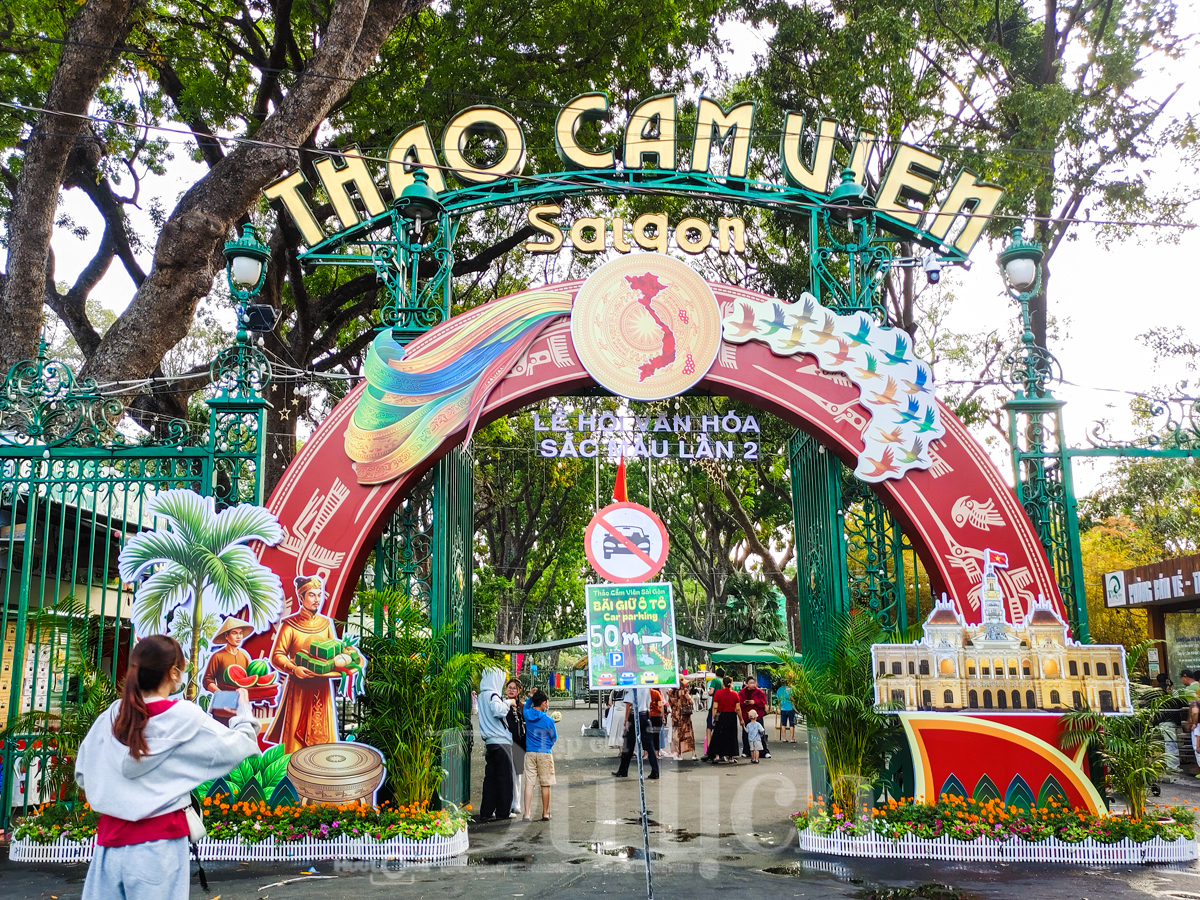 Cận cảnh đường phố Sài Gòn ‘rực lửa’ ngày nghỉ lễ khiến các khu vui chơi, tham quan du lịch bất ngờ vắng vẻ - 7