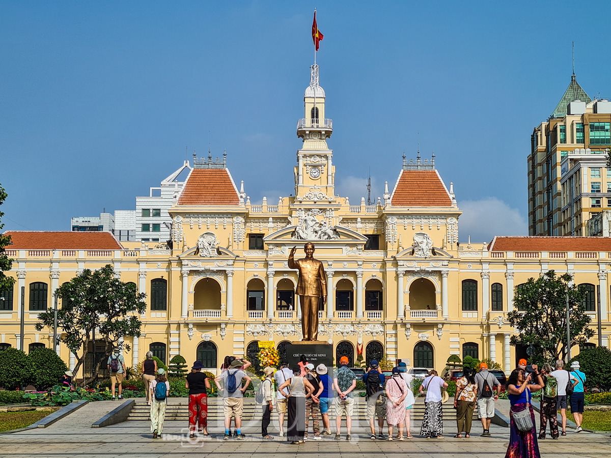Cận cảnh đường phố Sài Gòn ‘rực lửa’ ngày nghỉ lễ khiến các khu vui chơi, tham quan du lịch bất ngờ vắng vẻ - 1