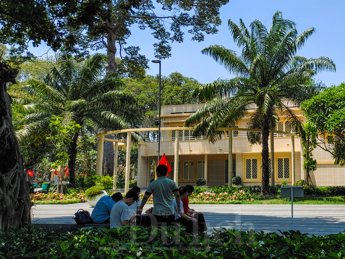 Cận cảnh đường phố Sài Gòn ‘rực lửa’ ngày nghỉ lễ khiến các khu vui chơi, tham quan du lịch bất ngờ vắng vẻ - 13