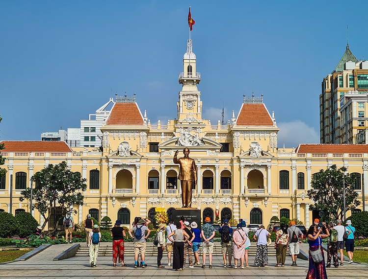 Cận cảnh đường phố Sài Gòn ‘rực lửa’ ngày nghỉ lễ khiến các khu vui chơi, tham quan du lịch bất ngờ vắng vẻ