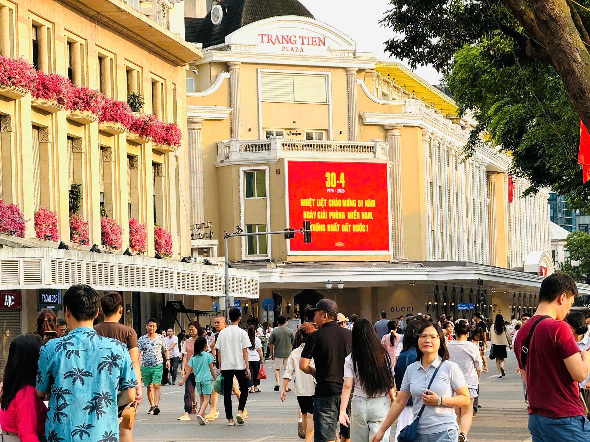 Hàng triệu lượt khách đổ về các điểm đến trong kỳ nghỉ lễ 30/4-1/5 - 1