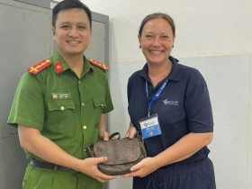  - Du khách nước ngoài xúc động nhận lại tài sản
