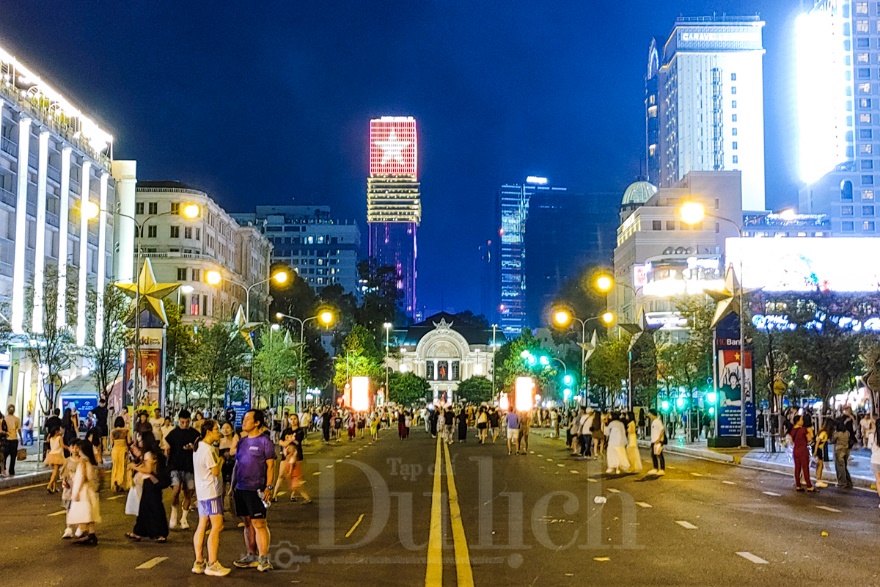 Hàng vạn người dân vỡ òa cảm xúc trong đêm pháo hoa mừng ngày thống nhất - 5