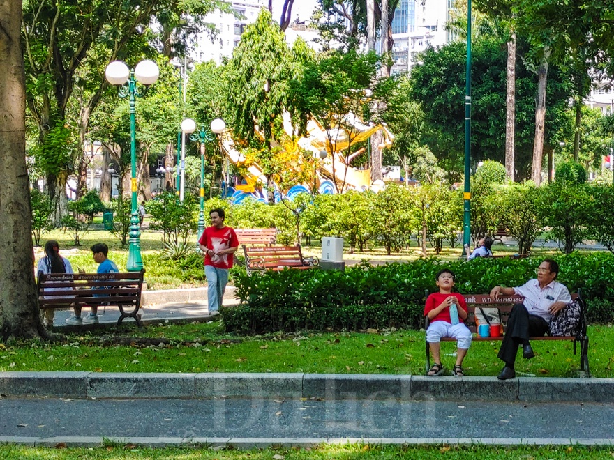 Cận cảnh đường phố Sài Gòn ‘rực lửa’ ngày nghỉ lễ khiến các khu vui chơi, tham quan du lịch bất ngờ vắng vẻ - 11