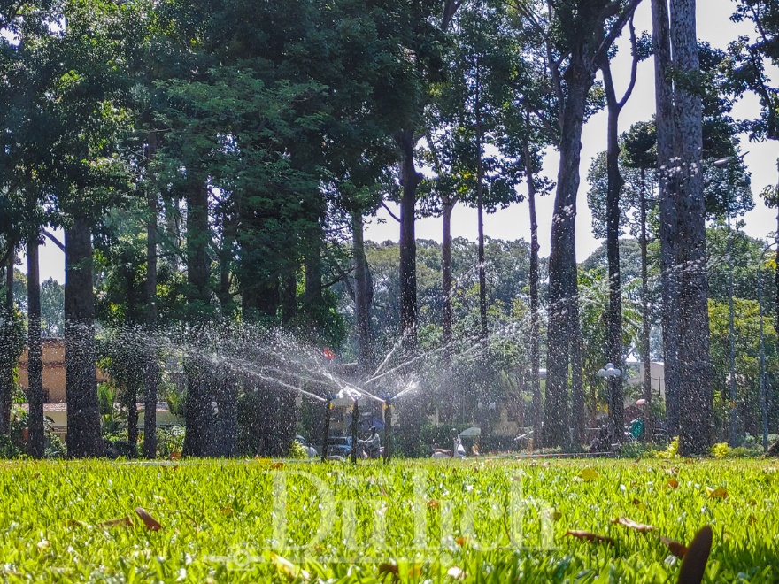 Cận cảnh đường phố Sài Gòn ‘rực lửa’ ngày nghỉ lễ khiến các khu vui chơi, tham quan du lịch bất ngờ vắng vẻ - 15