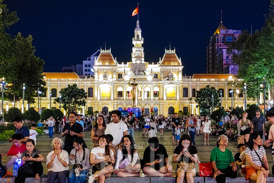 Hàng vạn người dân vỡ òa cảm xúc trong đêm pháo hoa mừng ngày thống nhất - 9