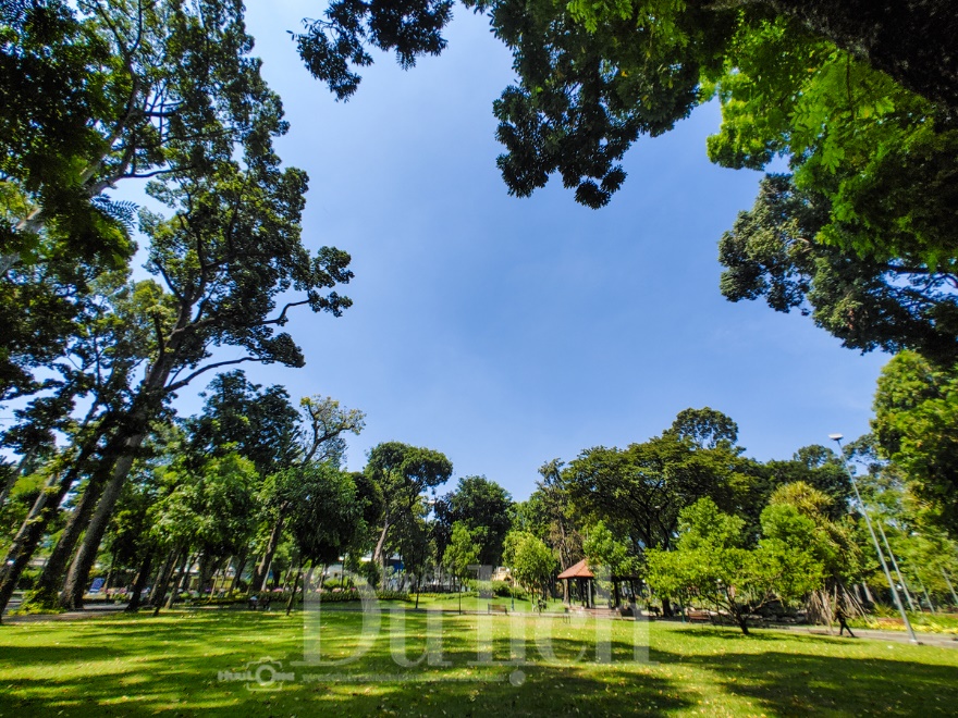 Cận cảnh đường phố Sài Gòn ‘rực lửa’ ngày nghỉ lễ khiến các khu vui chơi, tham quan du lịch bất ngờ vắng vẻ - 10
