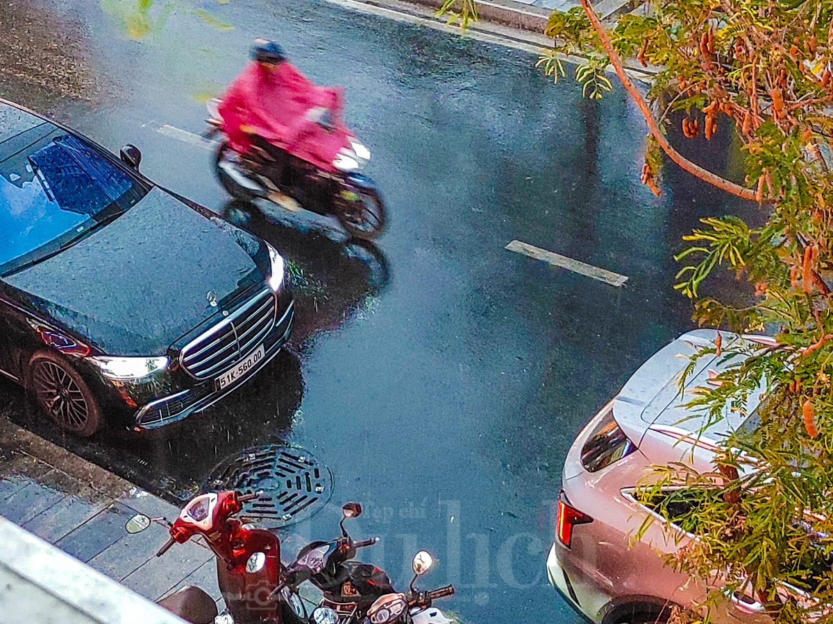 Thành phố bừng tỉnh sau cơn mưa giải nhiệt bất ngờ giữa ngày hè hầm hập nắng - 12