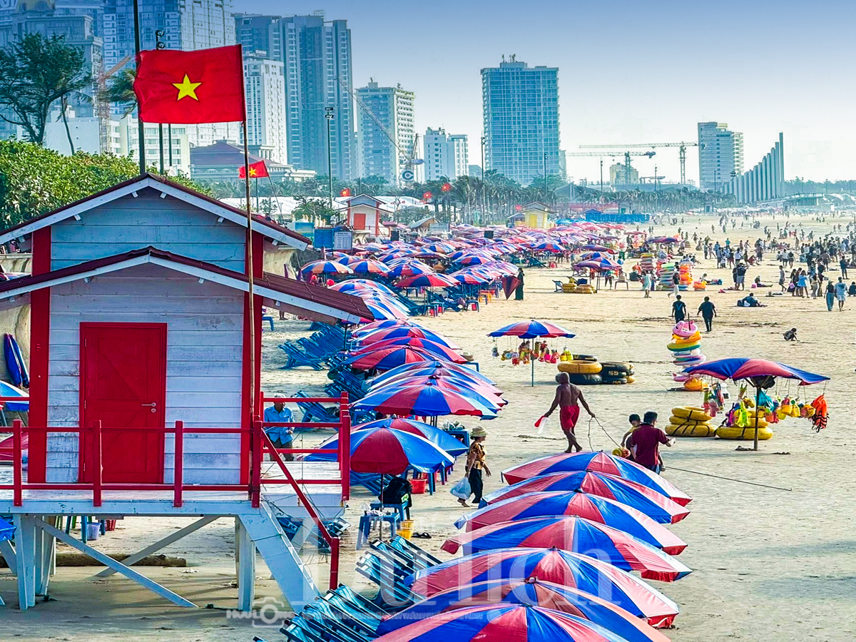 Vũng Tàu đông nghẹt dịp lễ: Cứu 5 người đuối nước, 28 trẻ lạc được tìm thấy - 4