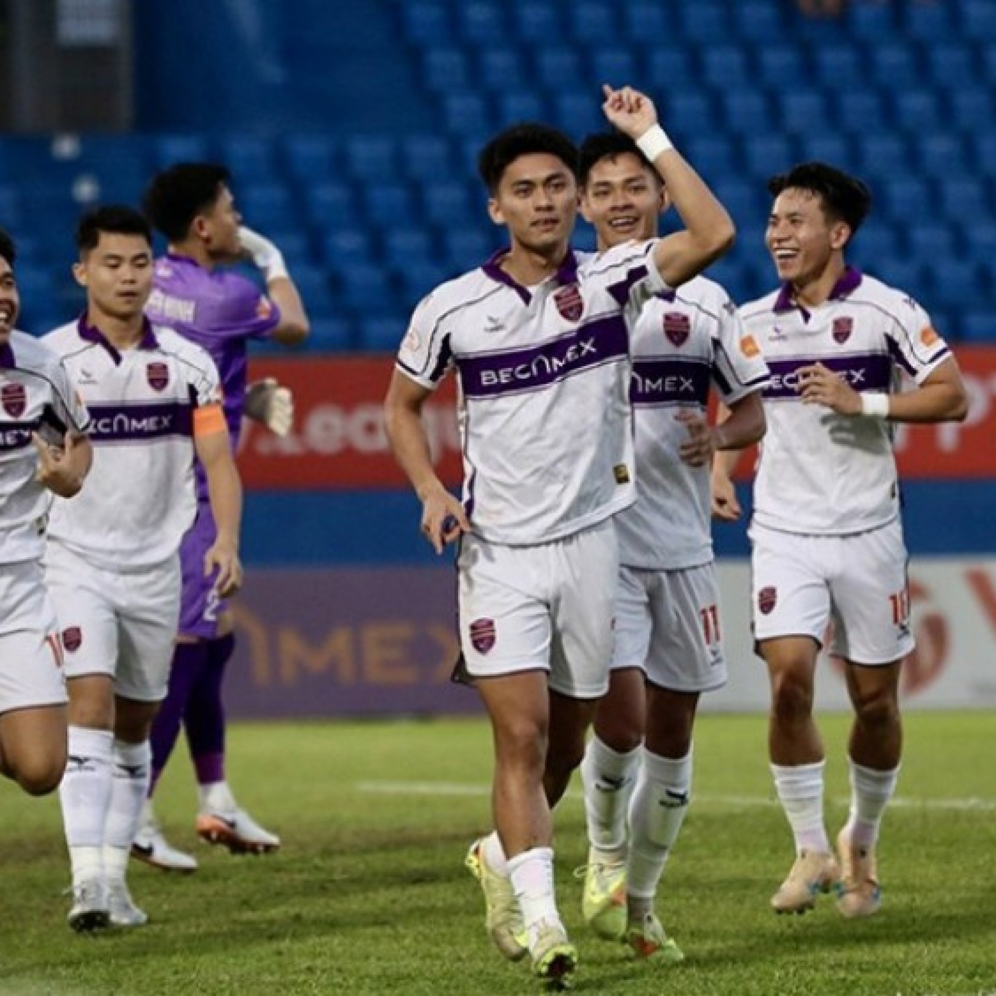  - Trực tiếp bóng đá Becamex TP.HCM - Thanh Hóa: Doãn Ngọc Tân sát cánh tuyển thủ Lào (V-League)