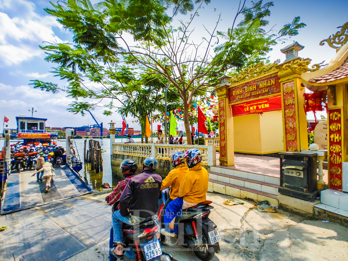 Nhộn nhịp bến phà sang sông, bà con nô nức trẩy hội Kỳ yên - 1