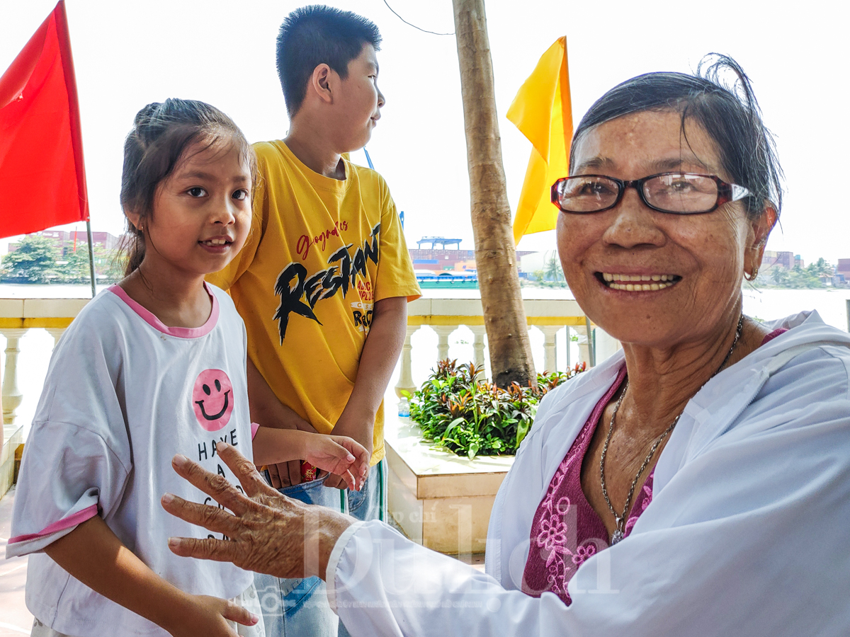 Nhộn nhịp bến phà sang sông, bà con nô nức trẩy hội Kỳ yên - 9