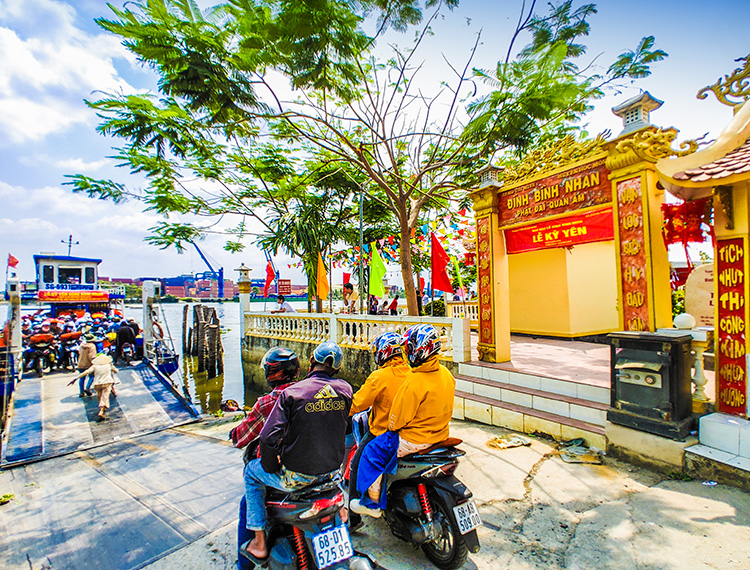 Nhộn nhịp bến phà sang sông, bà con nô nức trẩy hội Kỳ yên