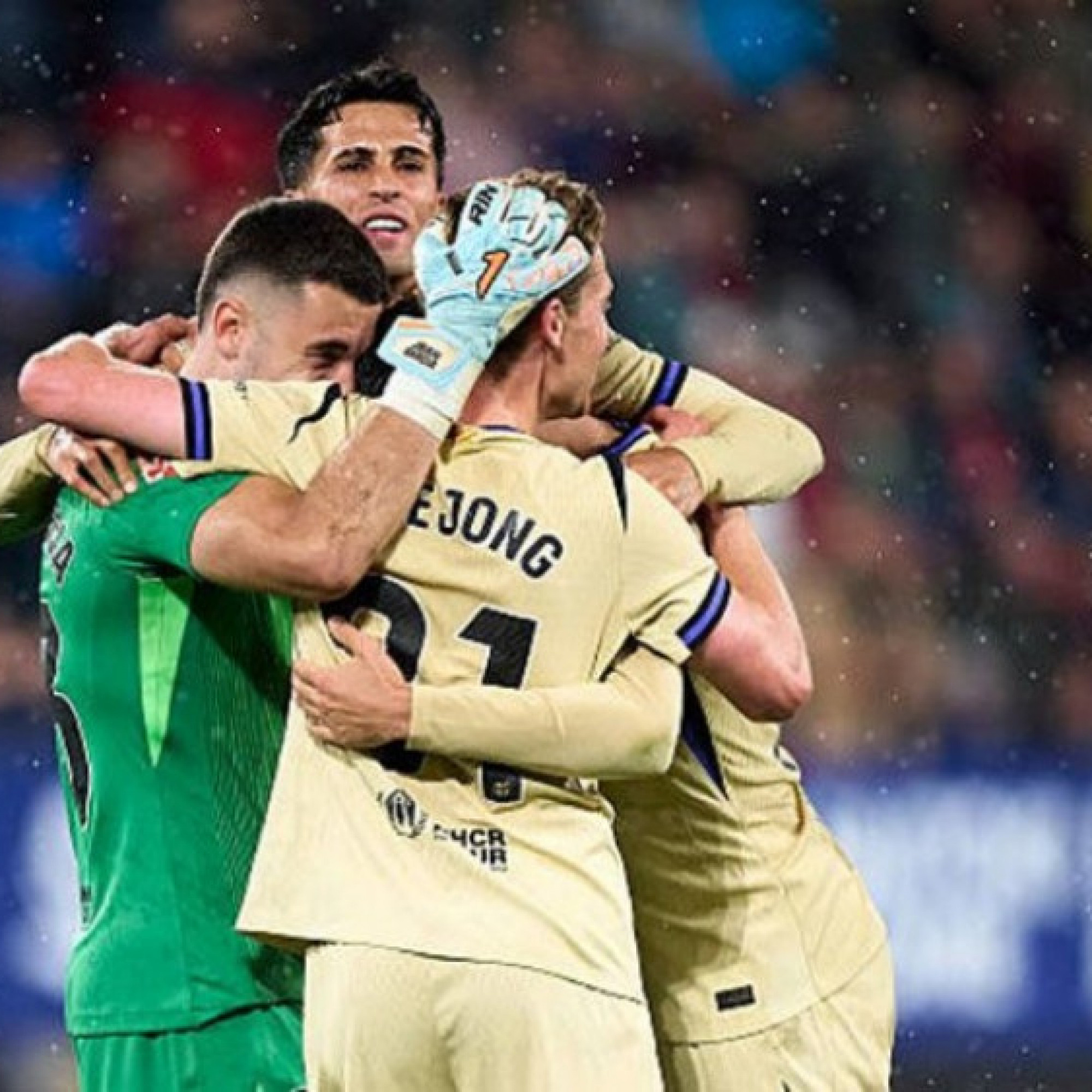  - Barca thắng muộn kịch tính, sẽ vô địch La Liga đêm nay nhờ "gã hàng xóm khó ưa"?
