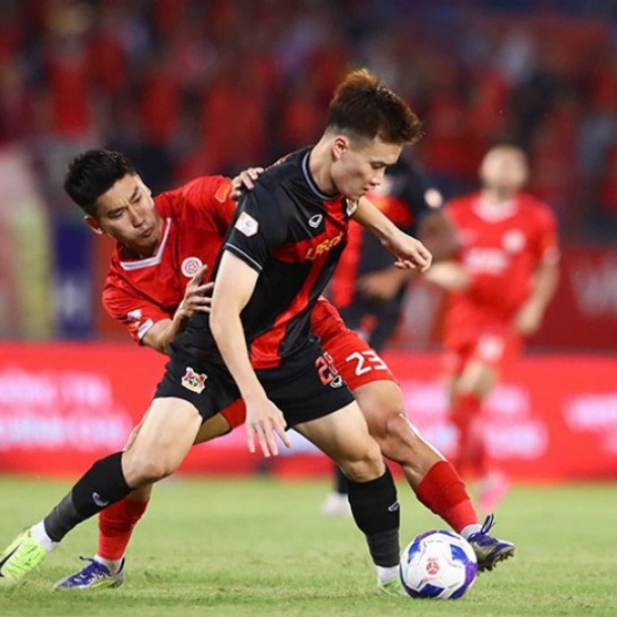 - Video bóng đá Thể Công Viettel - Ninh Bình: Văn Khang - Dụng Quang Nho so tài, bước ngoặt thẻ đỏ (V-League)