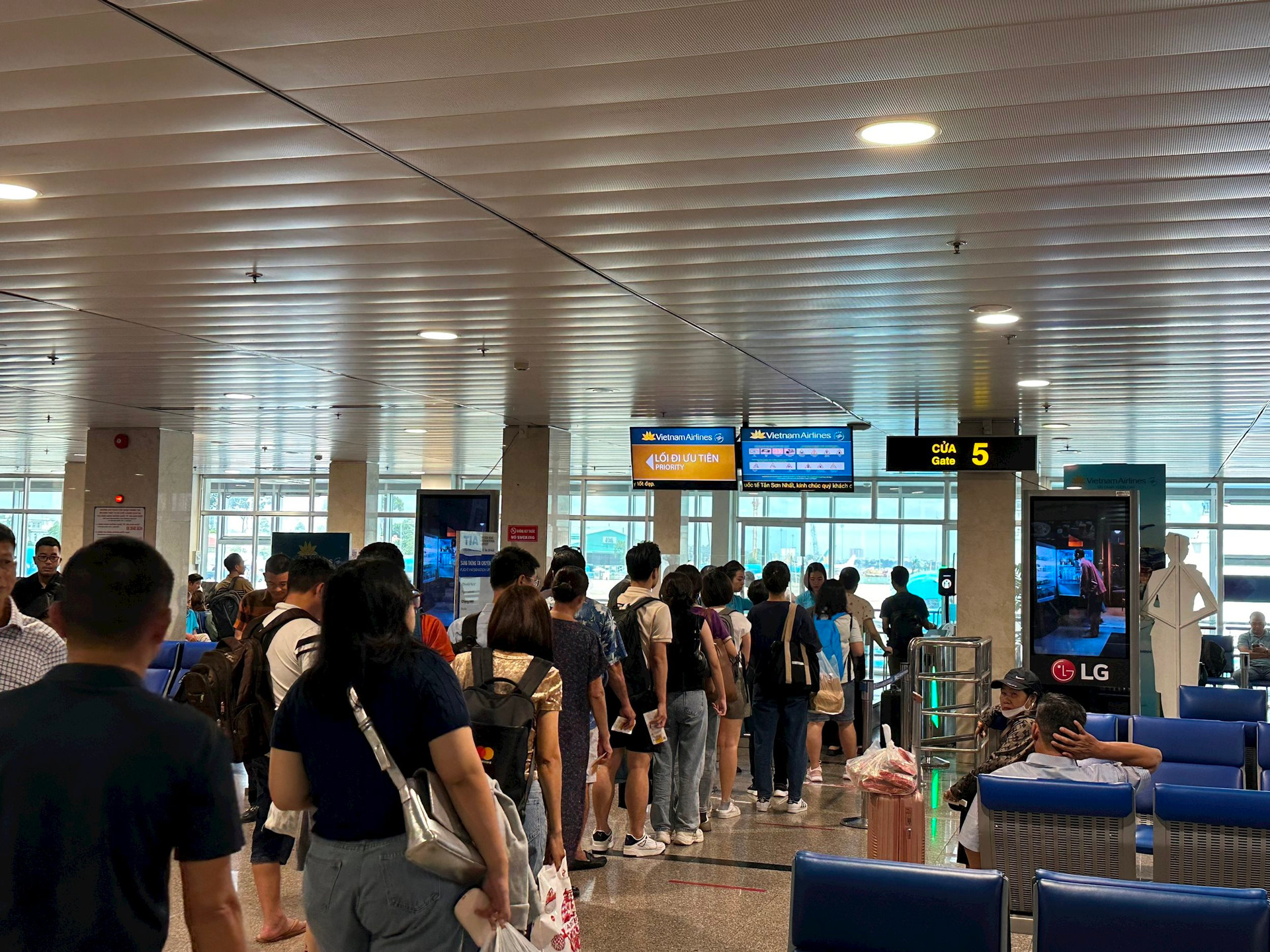 Hơn 112.000 khách qua Tân Sơn Nhất trong ngày, xu hướng bay lệch ngày rõ nét - 1