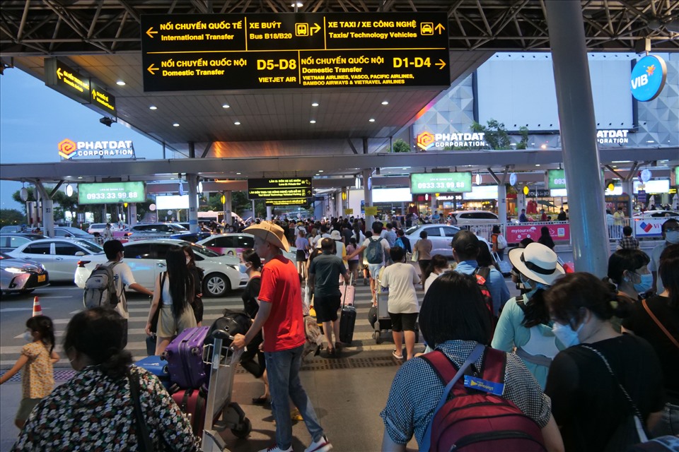 Hơn 112.000 khách qua Tân Sơn Nhất trong ngày, xu hướng bay lệch ngày rõ nét - 2