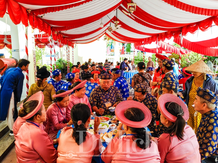 Nhộn nhịp bến phà sang sông, bà con nô nức trẩy hội Kỳ yên - 13