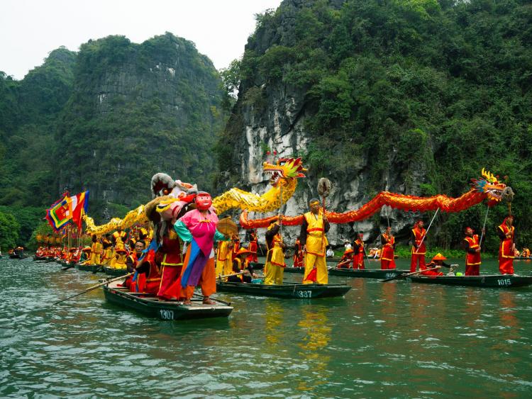 Hàng ngàn du khách về Tràng An xem rước rồng trên sông