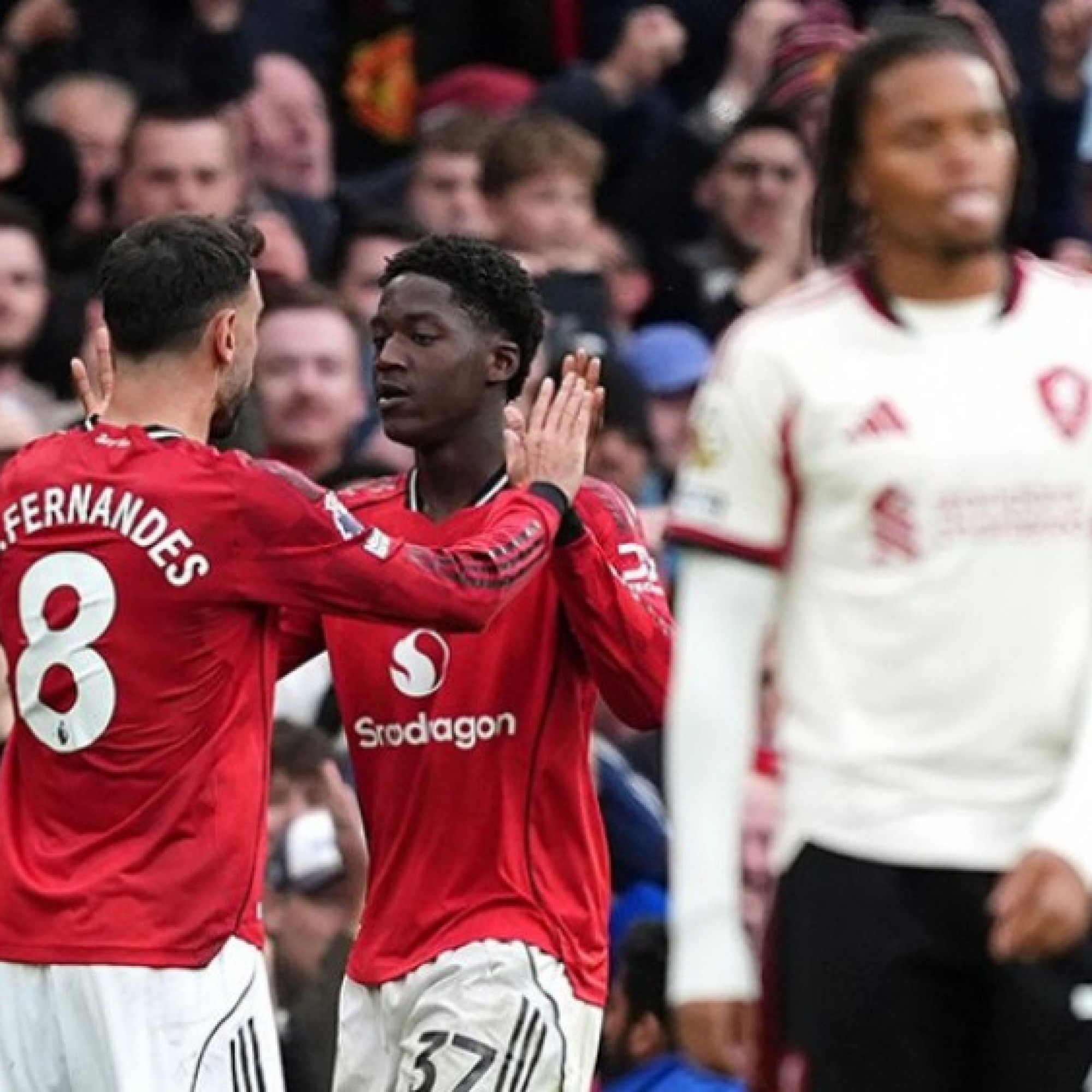  - Nóng bảng xếp hạng Ngoại hạng Anh: MU đoạt vé dự Cúp C1, Tottenham thắp hy vọng trụ hạng