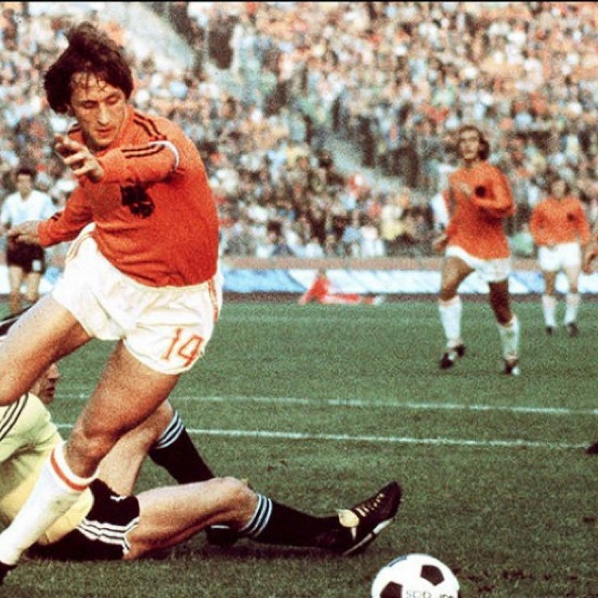  - Hà Lan vướng lùm xùm tiệc thác loạn với 2 cô gái khỏa thân, gặp bi kịch ở World Cup 1974