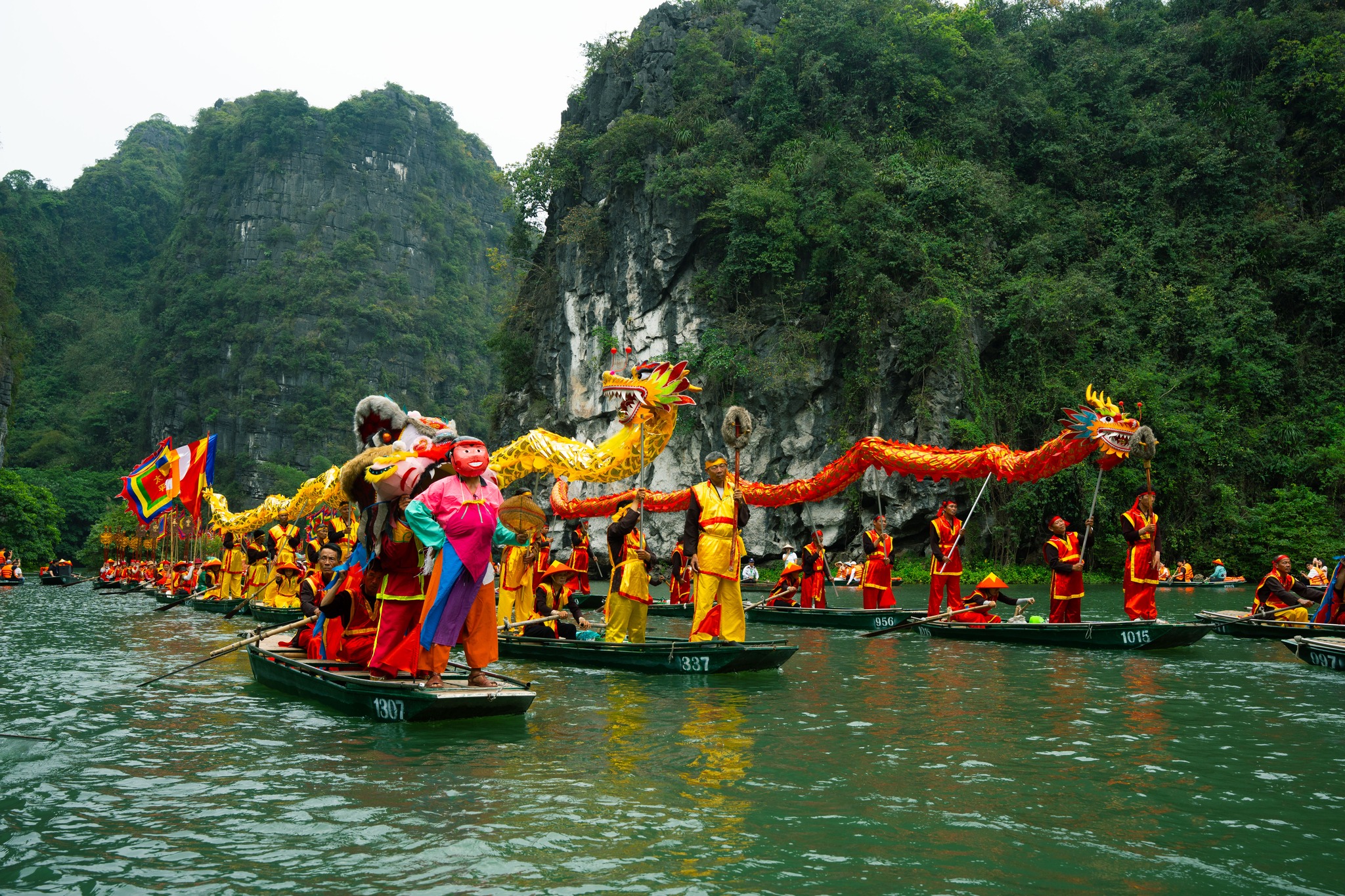 Hàng ngàn du khách về Tràng An xem rước rồng trên sông - 2