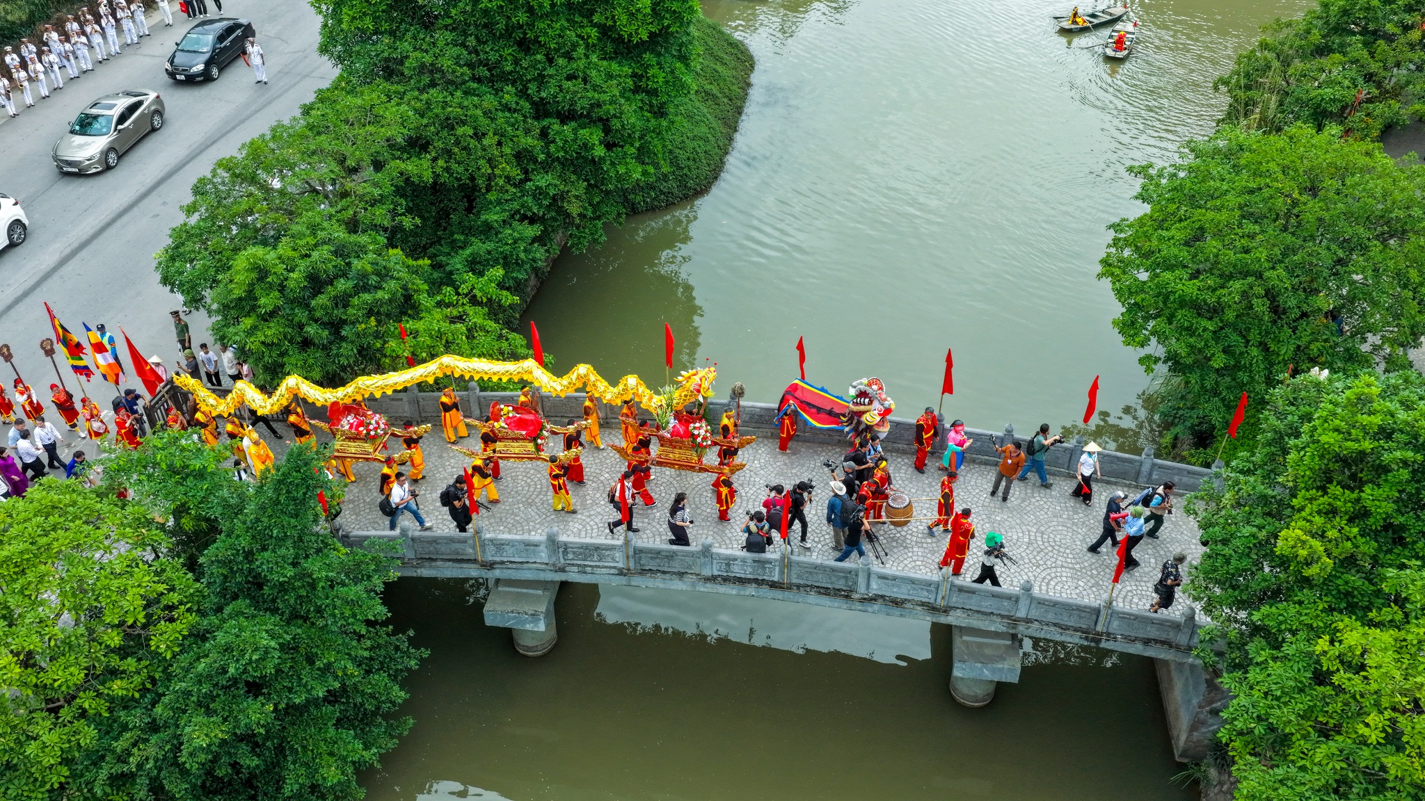 Hàng ngàn du khách về Tràng An xem rước rồng trên sông - 3