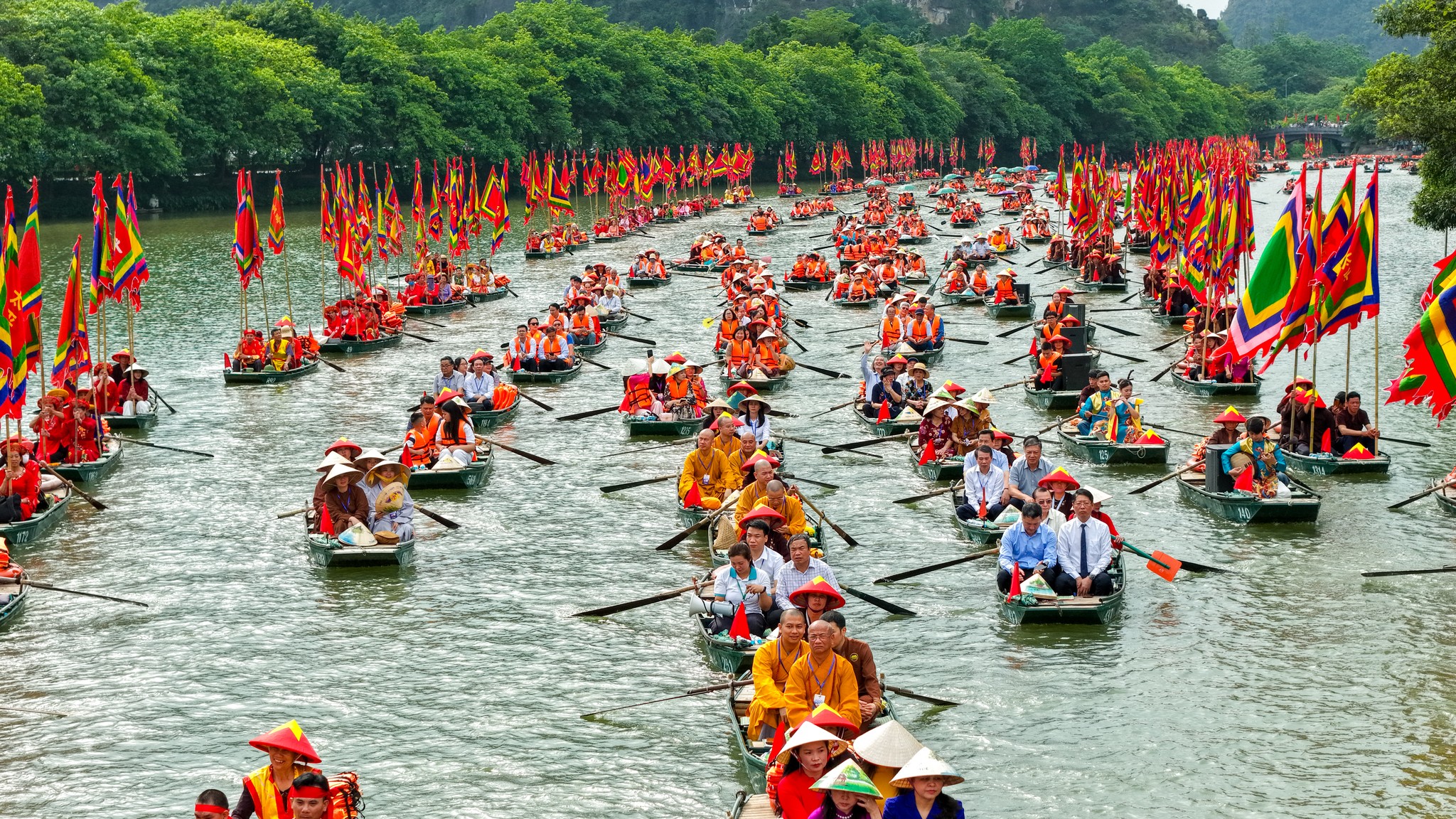 Hàng ngàn du khách về Tràng An xem rước rồng trên sông - 6