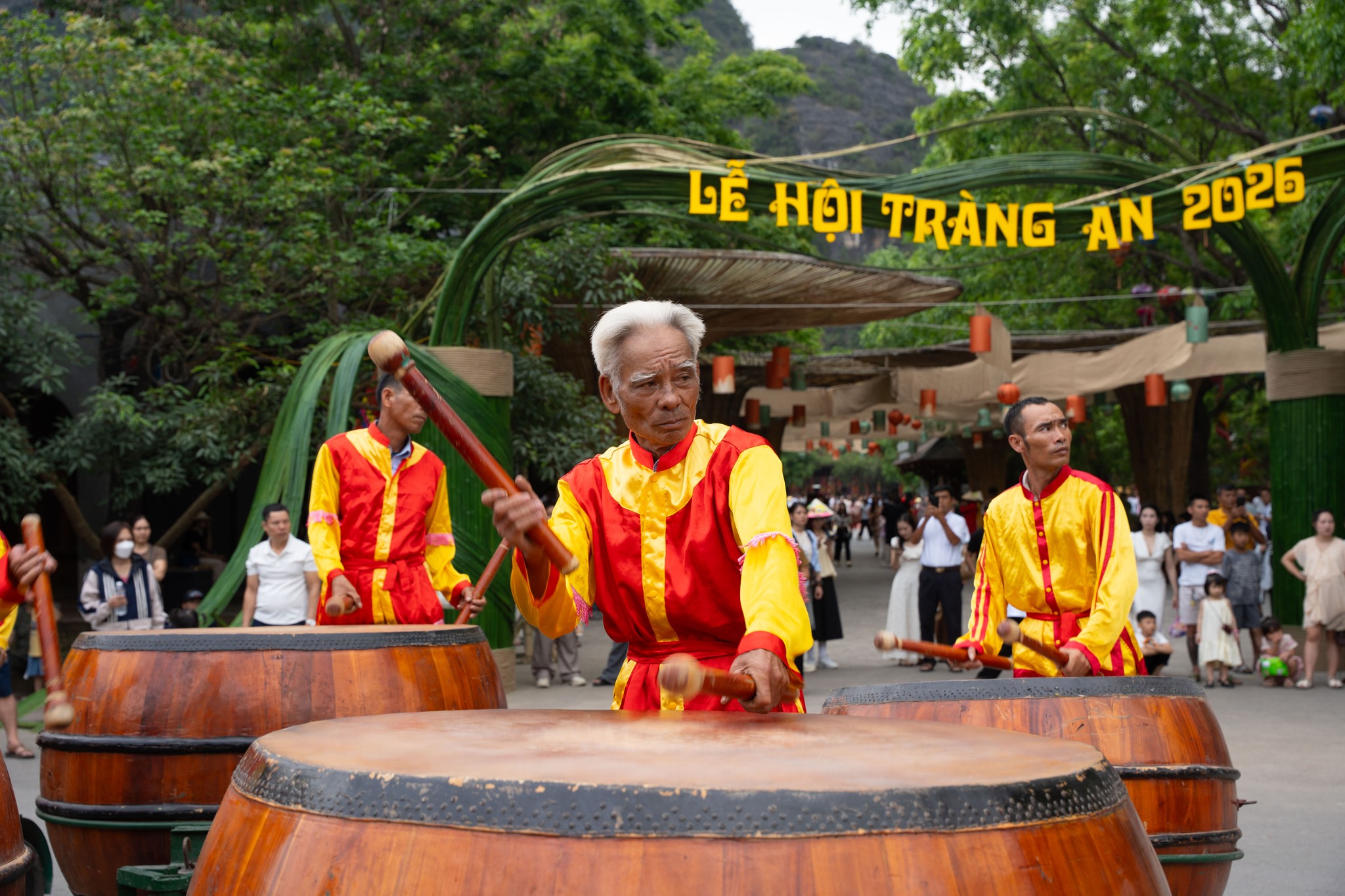 Hàng ngàn du khách về Tràng An xem rước rồng trên sông - 7