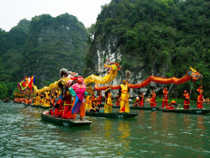 Hàng ngàn du khách về Tràng An xem rước rồng trên sông