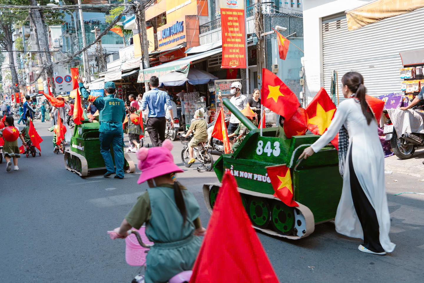 'chien si ti hon' dieu hanh bang xe tang carton gay sot mang xa hoi - 5