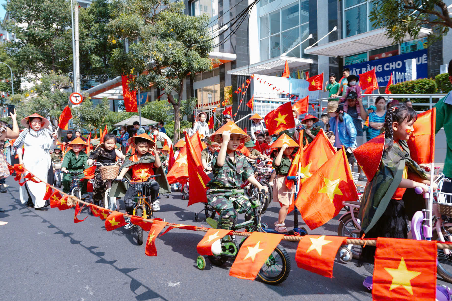 'chien si ti hon' dieu hanh bang xe tang carton gay sot mang xa hoi - 8
