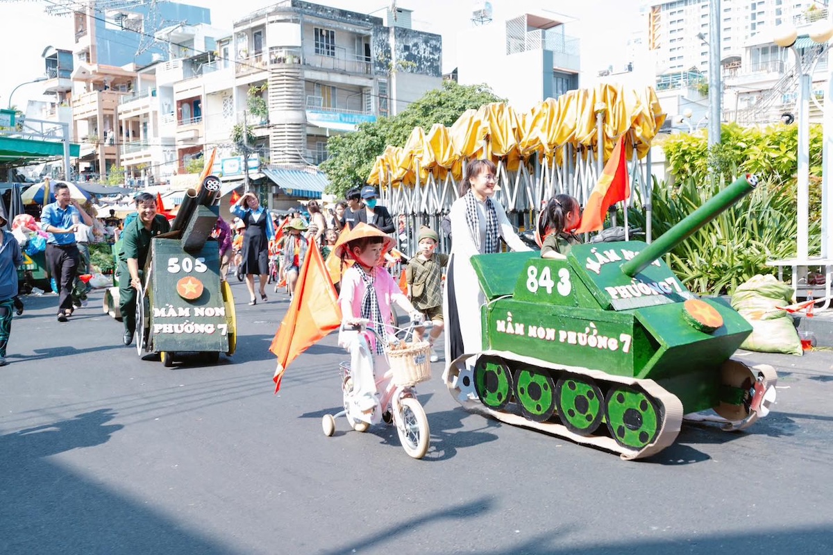 'chien si ti hon' dieu hanh bang xe tang carton gay sot mang xa hoi - 10