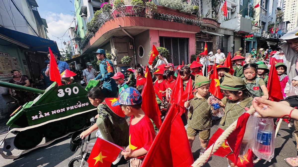 'chien si ti hon' dieu hanh bang xe tang carton gay sot mang xa hoi - 6