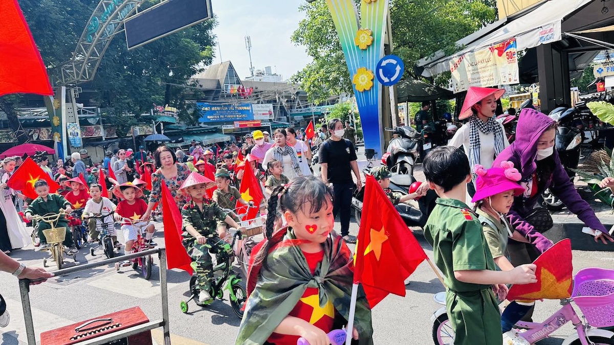 'chien si ti hon' dieu hanh bang xe tang carton gay sot mang xa hoi - 14