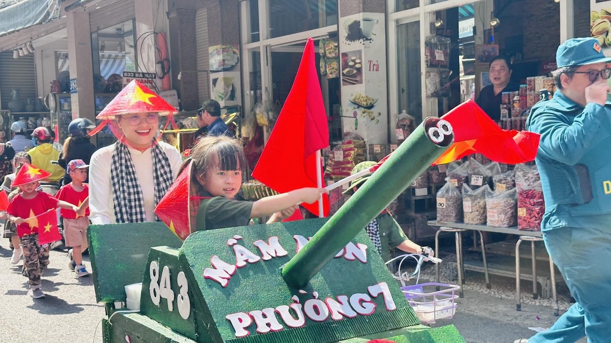 'chien si ti hon' dieu hanh bang xe tang carton gay sot mang xa hoi - 15