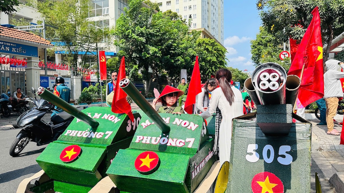 'chien si ti hon' dieu hanh bang xe tang carton gay sot mang xa hoi - 13