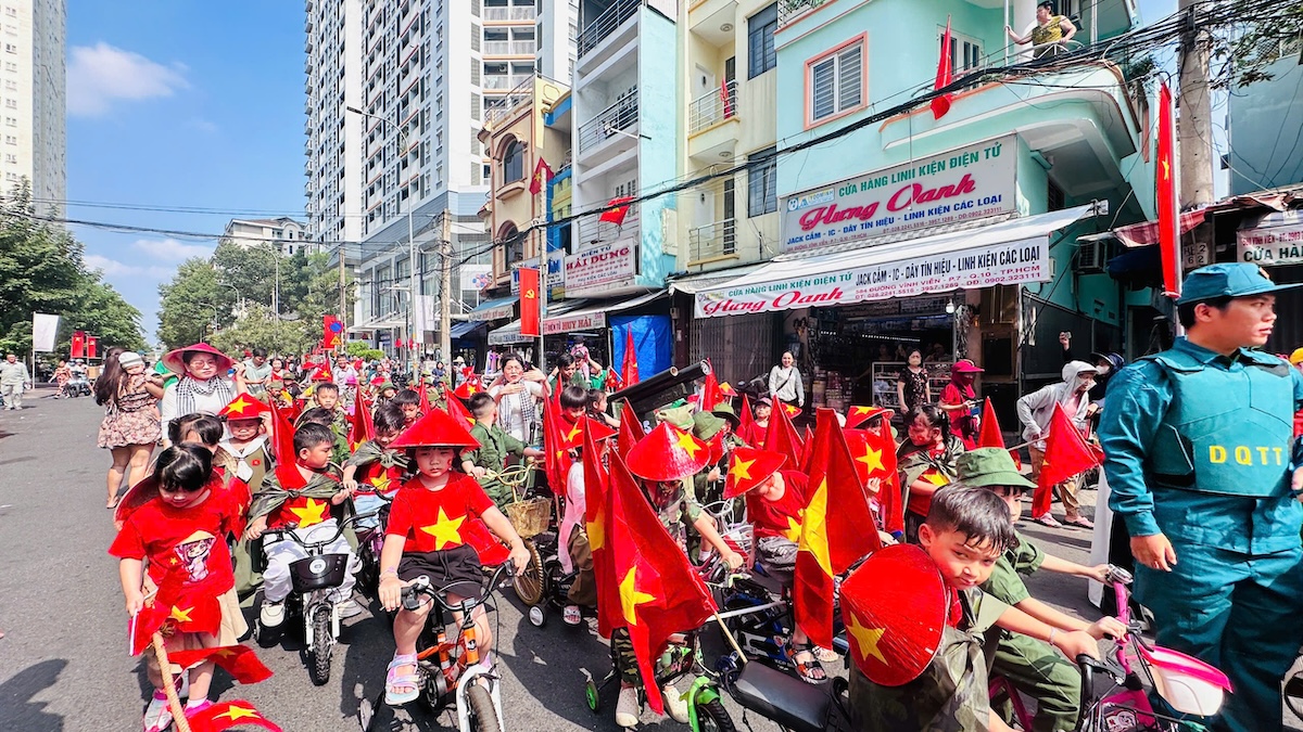 'chien si ti hon' dieu hanh bang xe tang carton gay sot mang xa hoi - 12