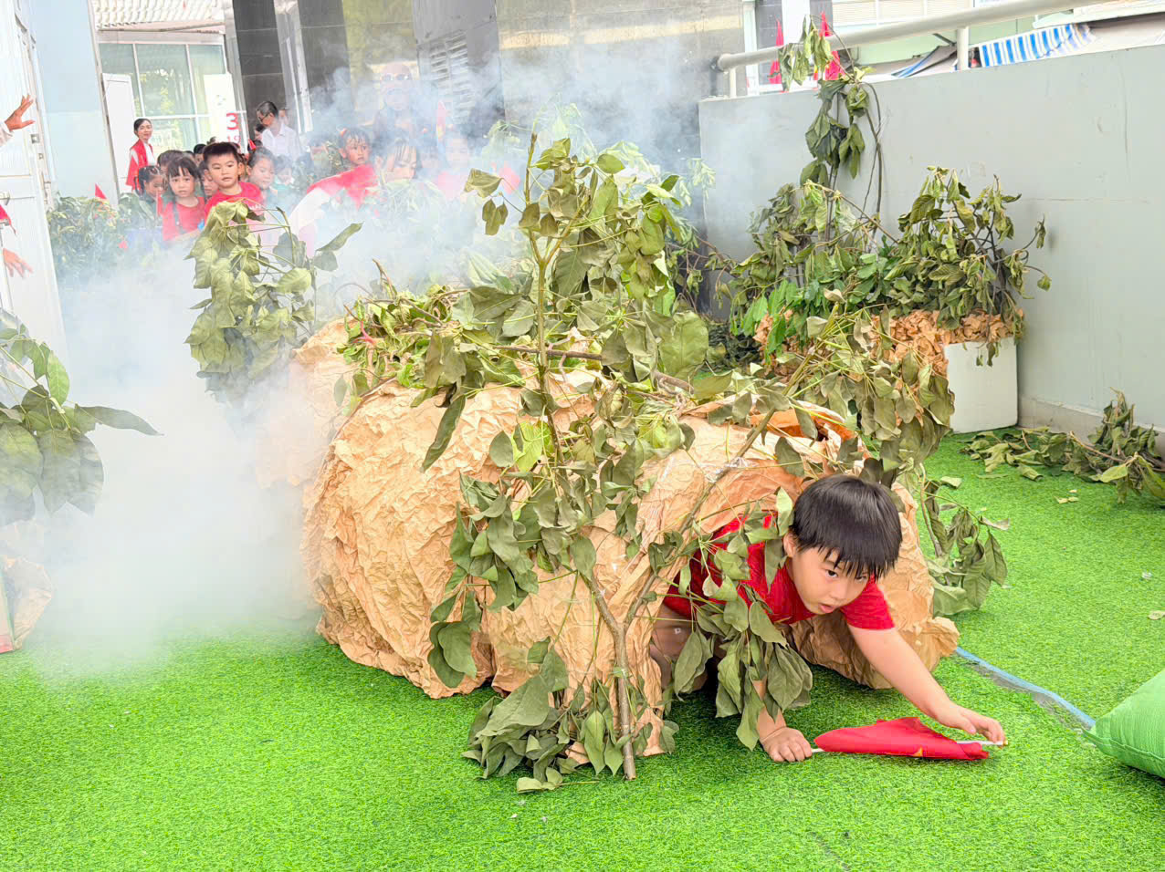 'chien si ti hon' dieu hanh bang xe tang carton gay sot mang xa hoi - 2