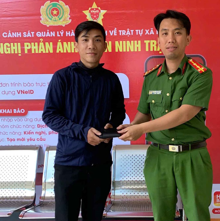 Người dân Lâm Đồng trao trả tài sản cho du khách bị đánh rơi - 1