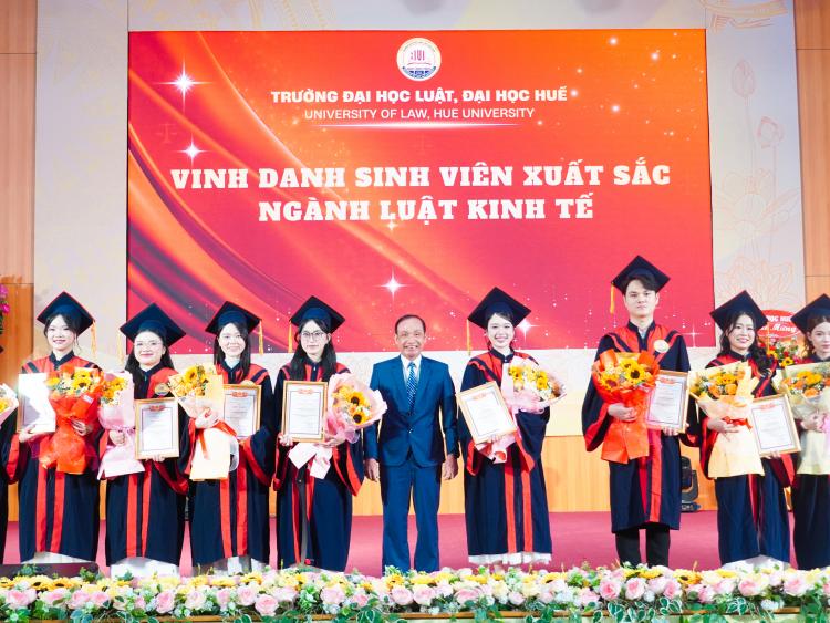 Đại học Luật trao bằng cho 821 tân cử nhân