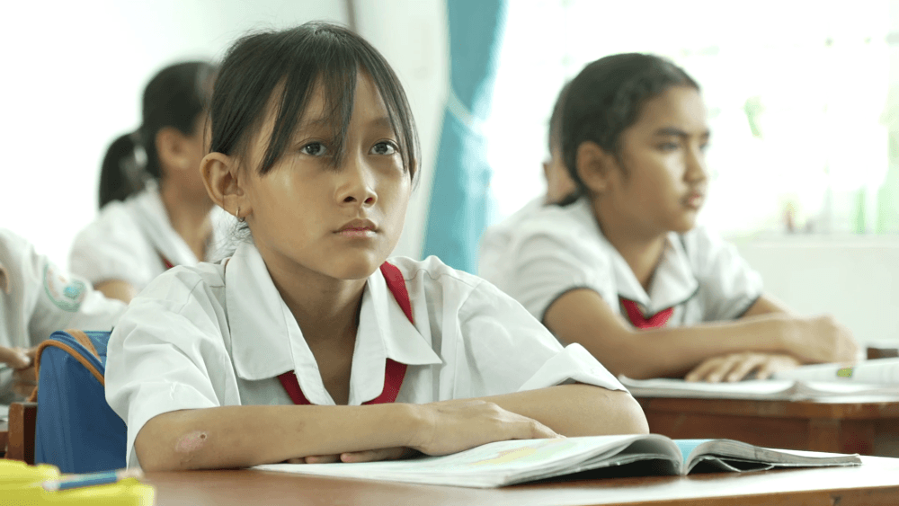 MC Dương Hồng Phúc, ca sĩ Khải Đăng và á hậu Thủy Tiên xót xa trước cô bé 10 tuổi quá hiểu chuyện  - 2