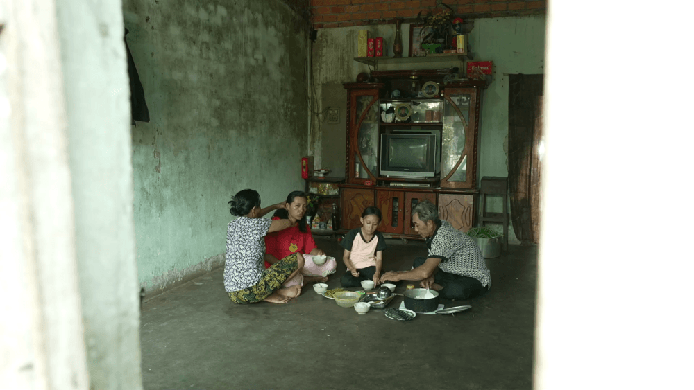 MC Dương Hồng Phúc, ca sĩ Khải Đăng và á hậu Thủy Tiên xót xa trước cô bé 10 tuổi quá hiểu chuyện  - 4