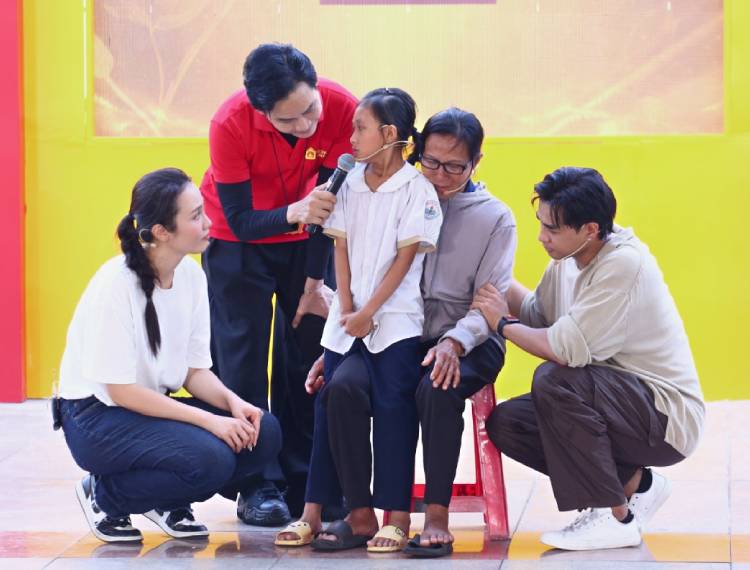 MC Dương Hồng Phúc, ca sĩ Khải Đăng và á hậu Thủy Tiên xót xa trước cô bé 10 tuổi quá hiểu chuyện  - 5