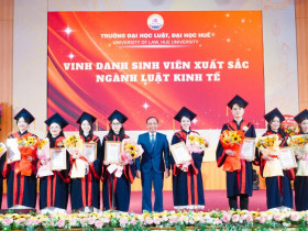  - Đại học Luật trao bằng cho 821 tân cử nhân