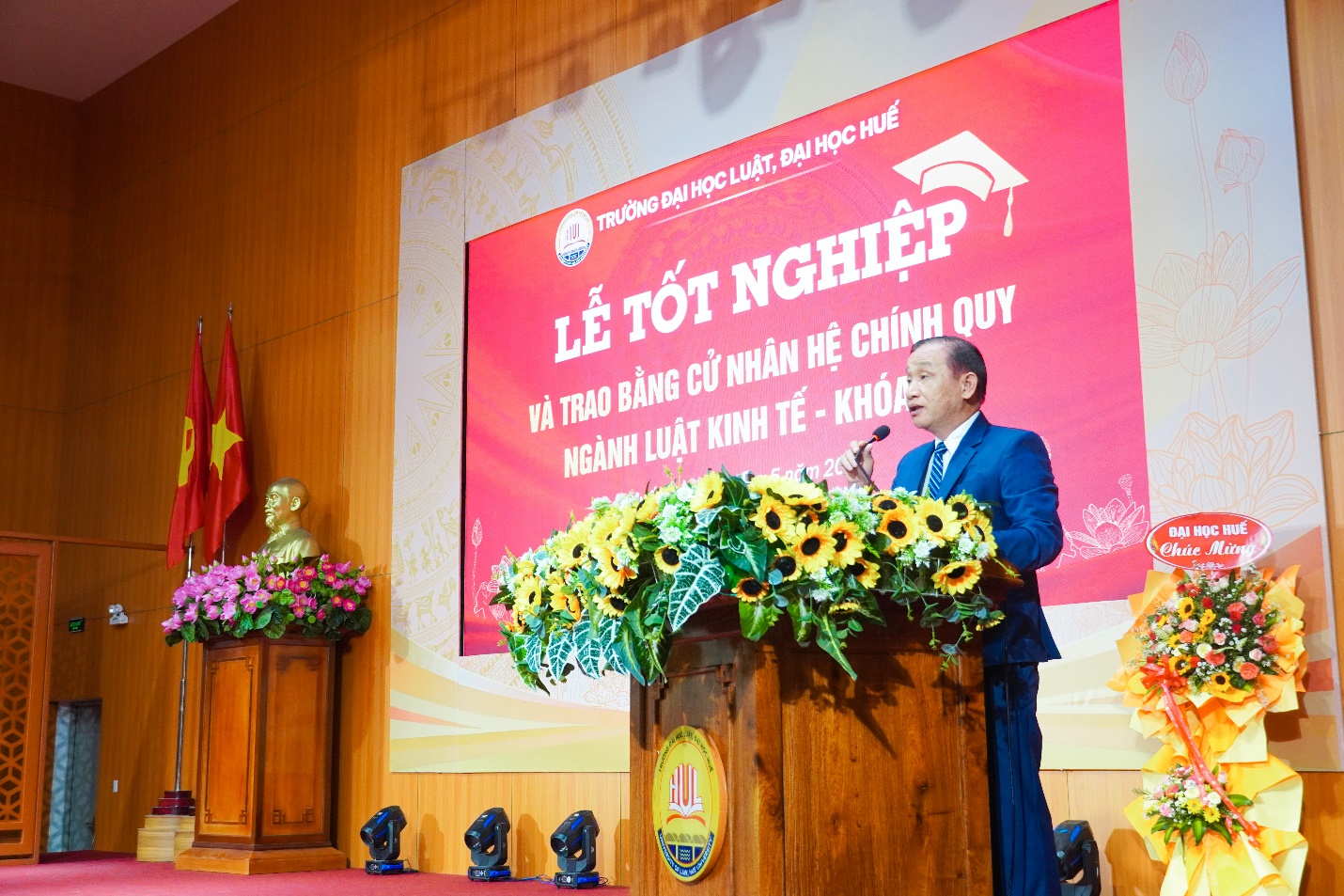 Đại học Luật trao bằng cho 821 tân cử nhân - 1
