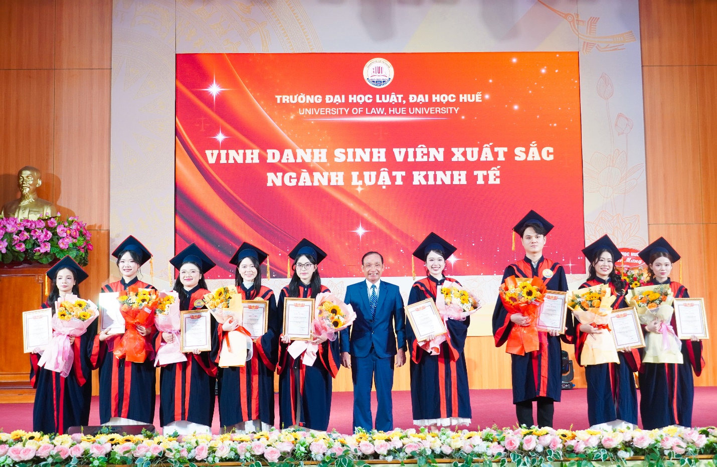 Đại học Luật trao bằng cho 821 tân cử nhân - 2