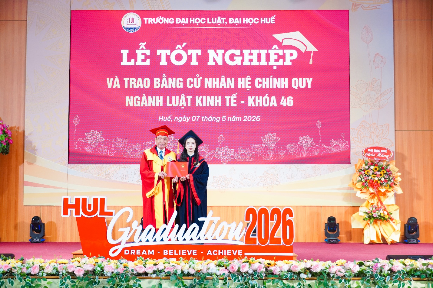 Đại học Luật trao bằng cho 821 tân cử nhân - 3