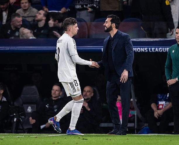 Real Madrid phạt cả Tchouameni và Valverde không đá ở El Clasico - 2