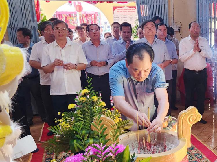 Bộ trưởng Bộ Nông nghiệp và Môi trường viếng Lăng Ông Nam Hải ở cửa biển Trần Đề